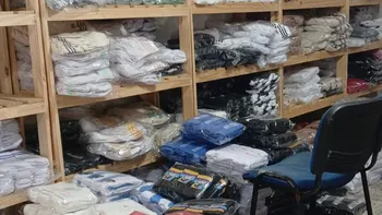 Allanaron fábricas textiles clandestinas en el conurbano y secuestraron 2,5 millones de pares de medias