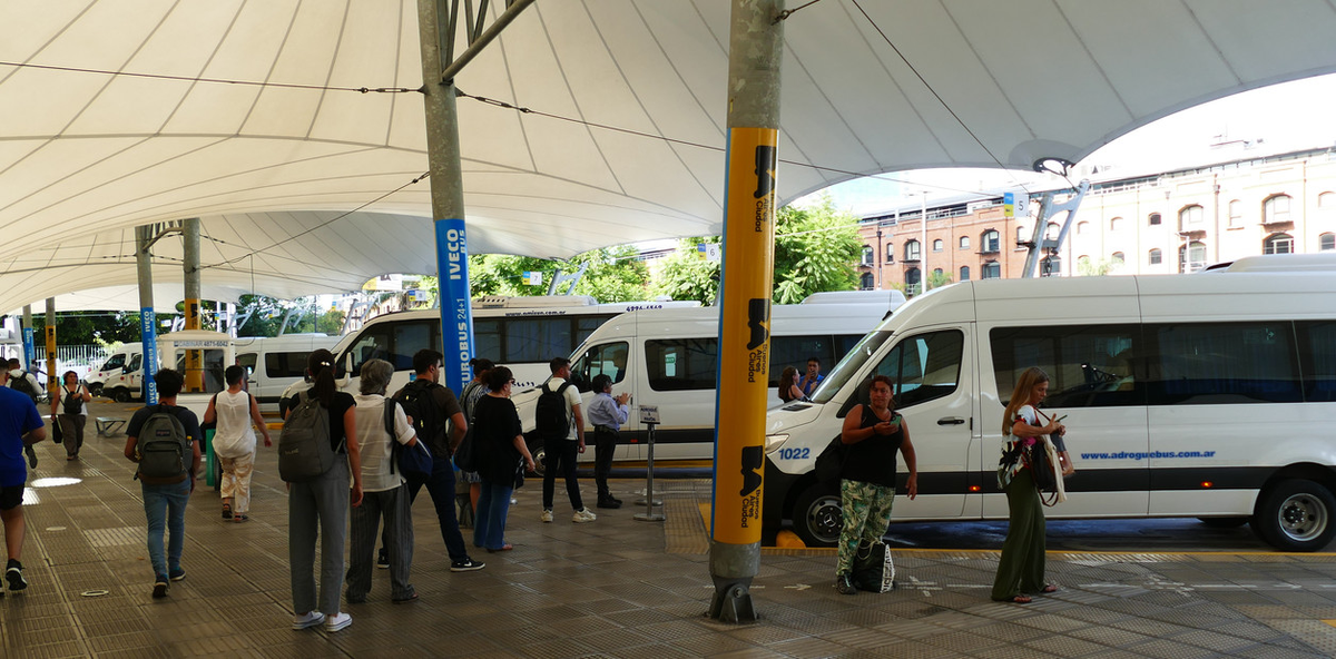 La terminal de combis está ubicada en el barrio porteño de Puerto Madero. 