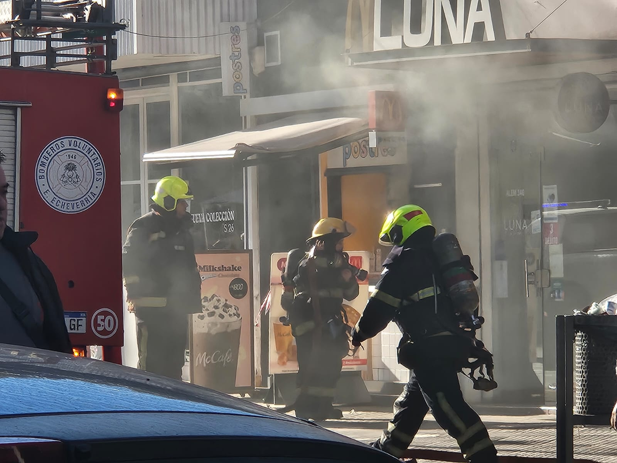 El foco &iacute;gneo se produjo en los gabinetes el&eacute;ctricos instalados en la fachada del comercio.