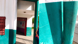 esteban echeverria: una nena quedo atrapada entre dos columnas en una escuela