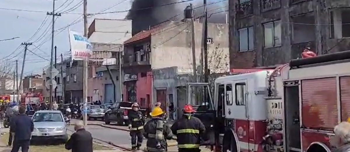 Impactante incendio de un depósito en Lanús: trabajan 9 dotaciones de bomberos