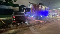 almirante brown: camion derribo varios postes y choco contra un auto en jose marmol