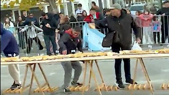 Avellaneda: insólito final para el evento del sándwich de matambre gigante tras horas de espera