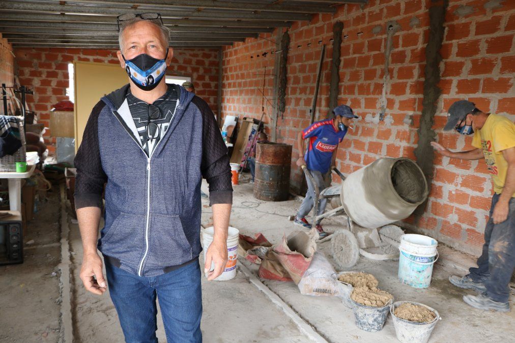 Barrio Las Chacritas.&nbsp;"El Tano" Penzotti junto al &aacute;rea en obra. Con su cooperativa gener&oacute; trabajo para muchos vecinos de la zona.