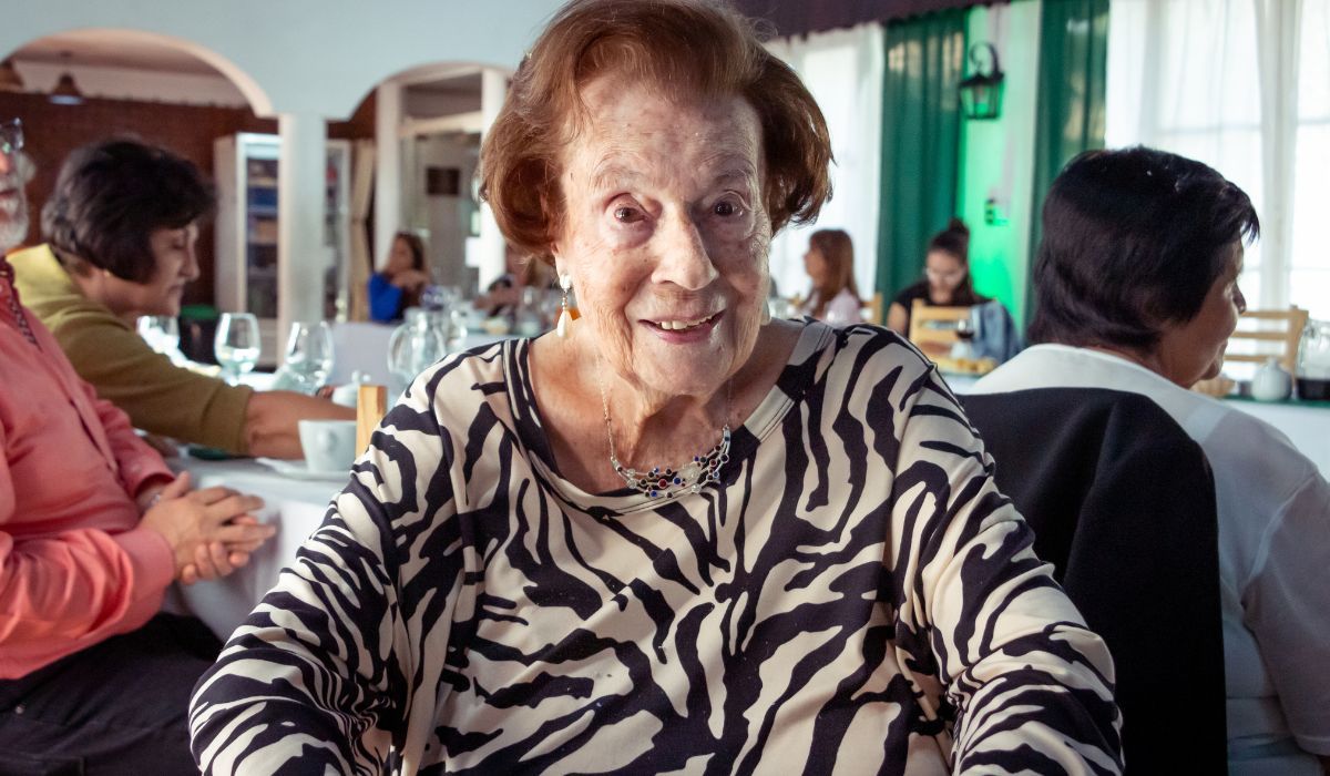 Monte Grande: la emotiva sorpresa que recibió una ex directora por su cumpleaños 96 