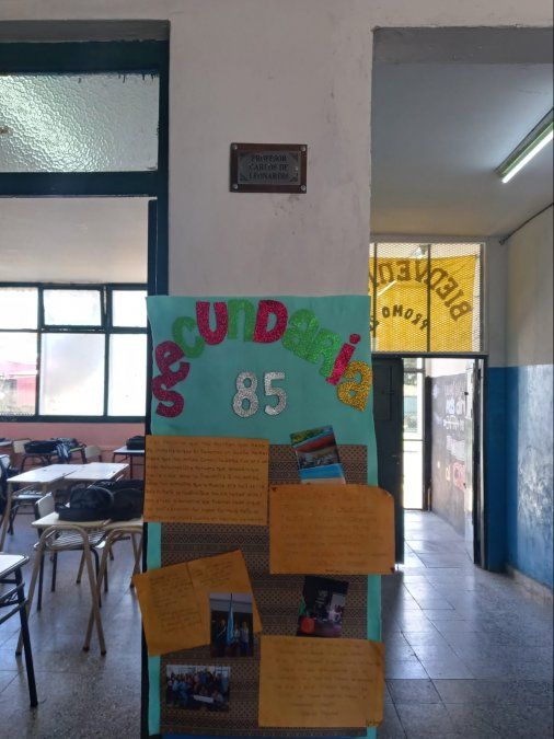La placa de Carlos De Leonardis y afiches de los alumnos que recuerdan su paso por la escuela.