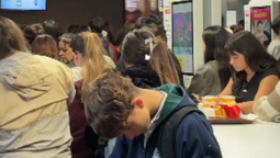 furor por el dia de la hamburguesa en monte grande: largas filas y promociones