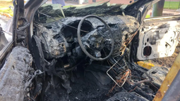 grave incendio de un auto en lomas