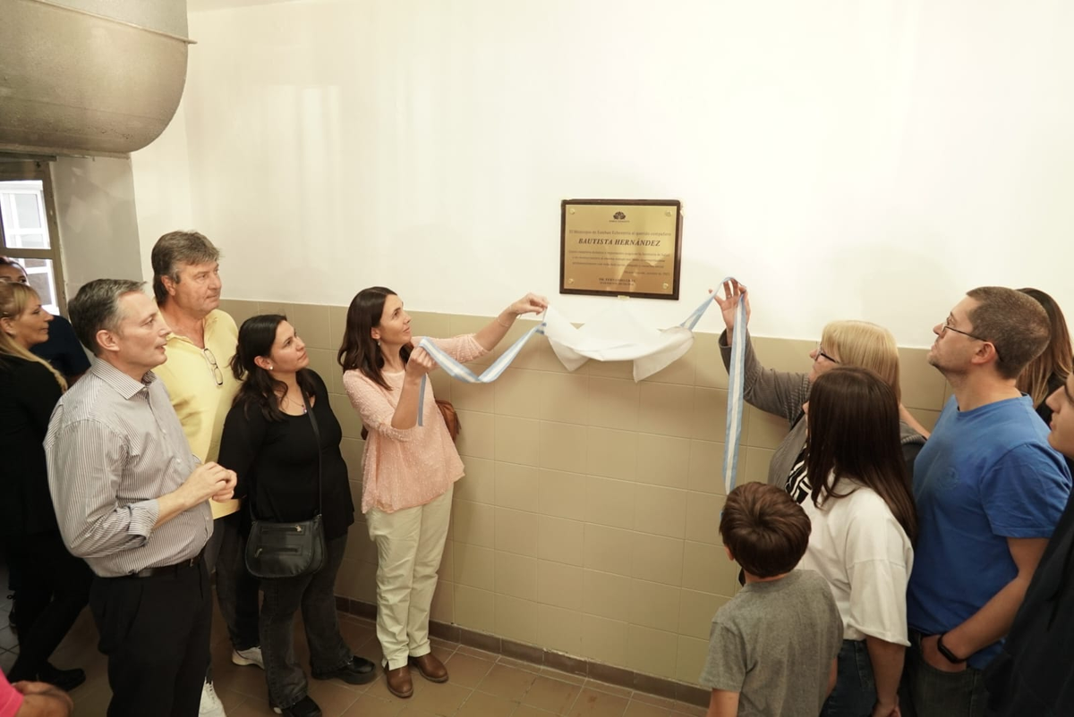 La placa se ubica en los Consultorios Externos de Monte Grande, Esteban Echeverría. 