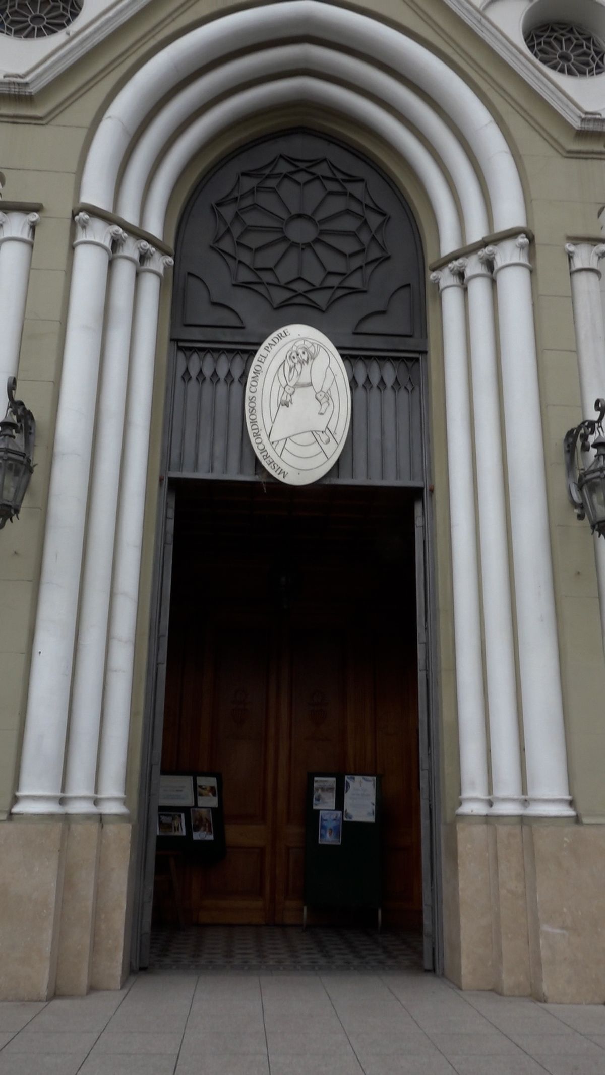 El ingreso al templo frente a la Plaza Mitre.
