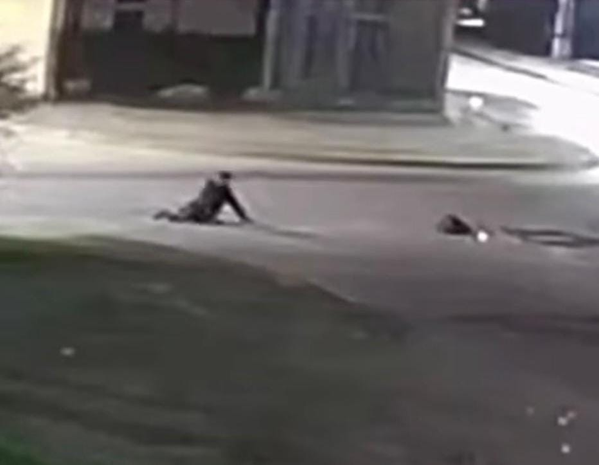 Vecinos asistieron al pasajero, luego de caer del colectivo. 