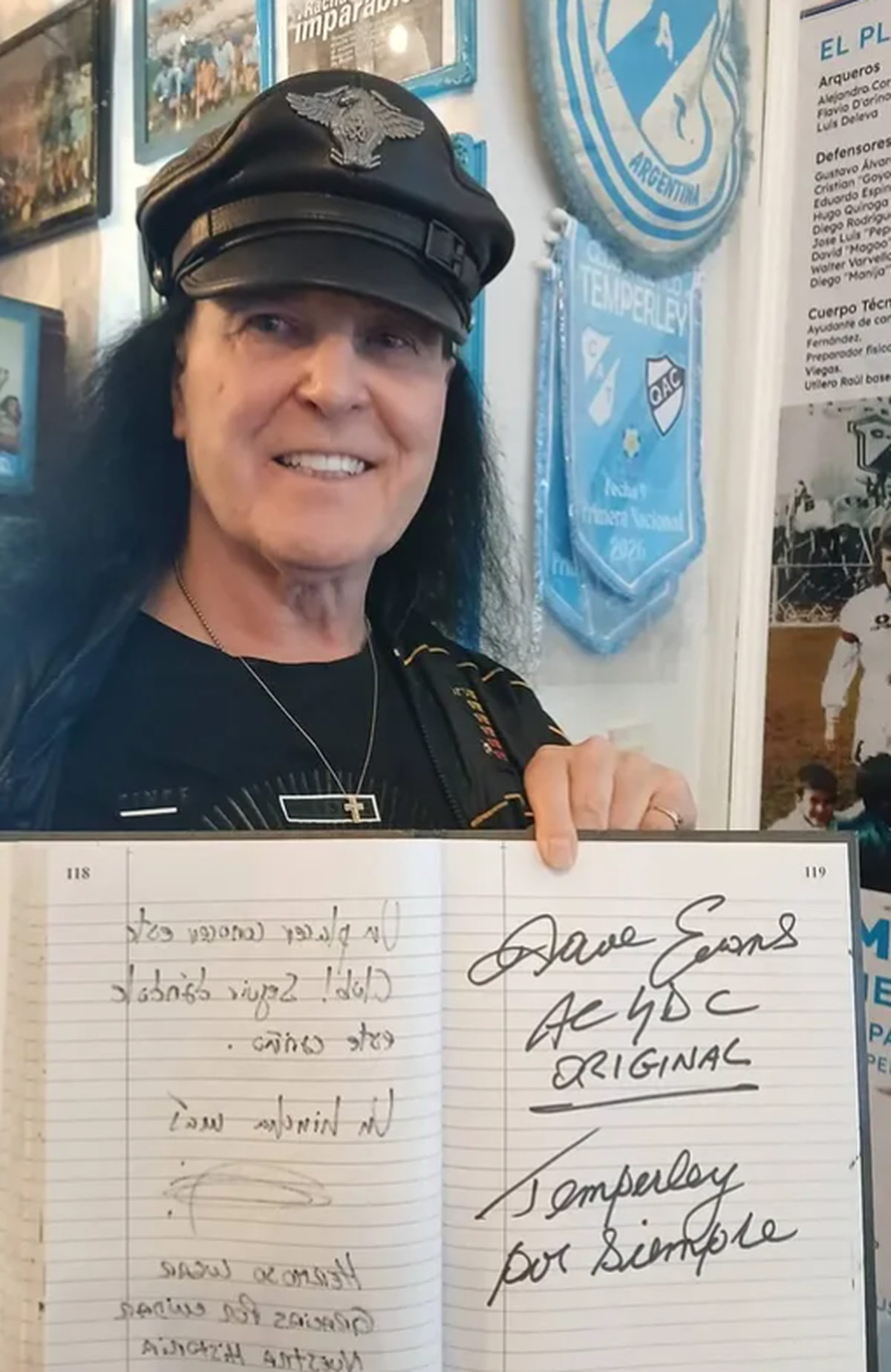 El ex AC/DC recorrió el Museo de Temperley y dejó su firma en el libro de visitas.