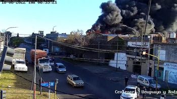 Se incendió la fábrica de galletitas Hojalmar en Lanús: 11 dotaciones de bomberos
