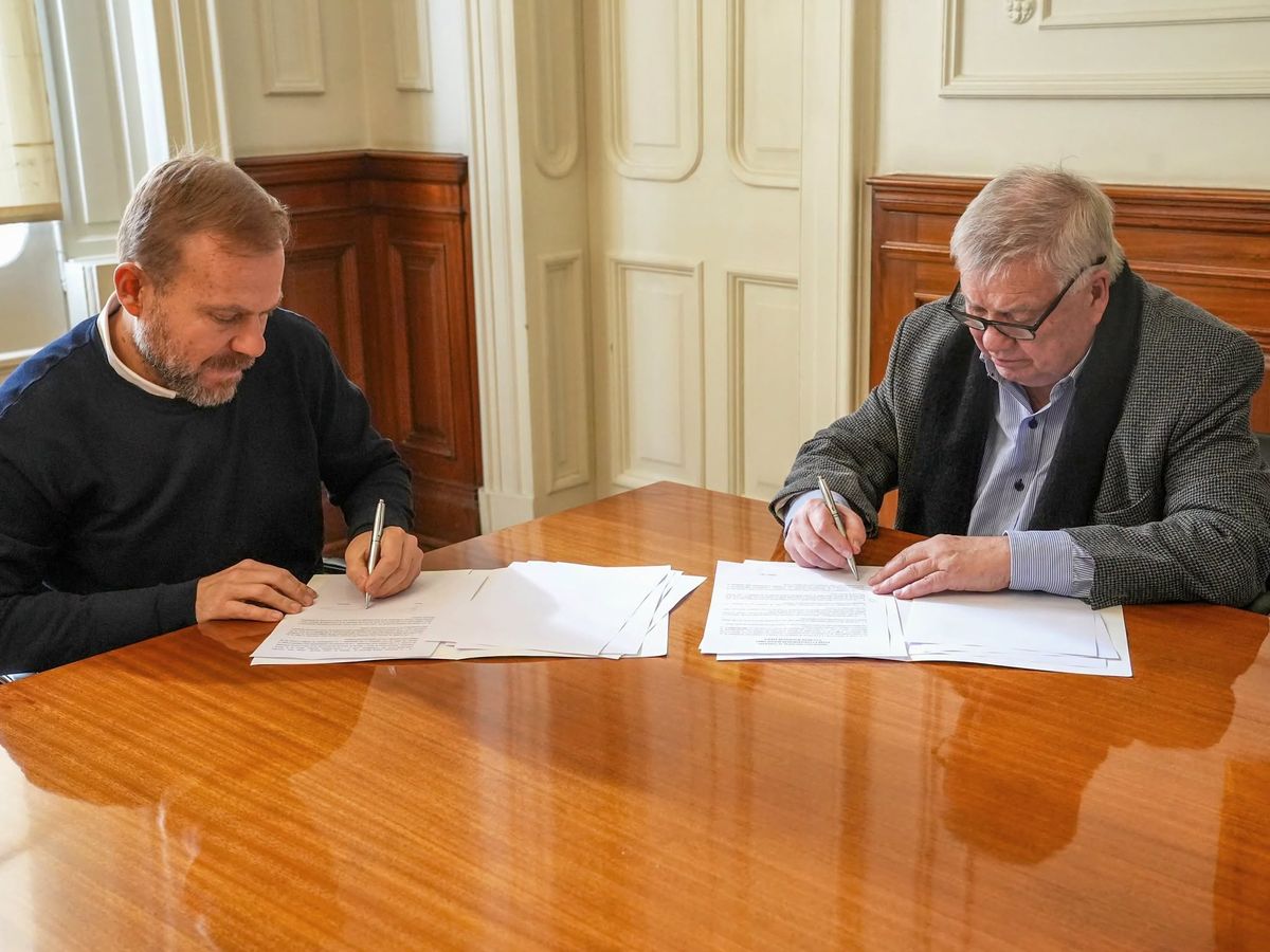 El intendente de Ezeiza, Gastón Granados, firmó un convenio para la llegada de la UBA al distrito. 