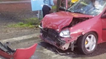 Choque entre dos autos en Almirante Brown: una mujer hospitalizada