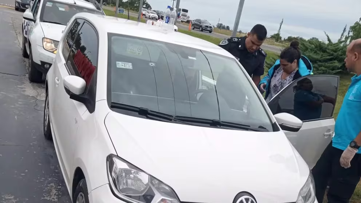 El auto en el que se movían los delincuentes que actuaron en el local de Chascomús.