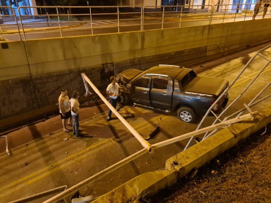 Picadas. As&iacute; qued&oacute; la camioneta que cay&oacute; en el bajo nivel de Cervetti. El accidente no dej&oacute; heridos.