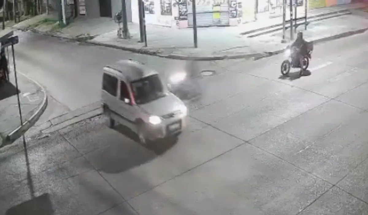 La moto impactó contra el lateral de la camioneta en Lomas de Zamora. 