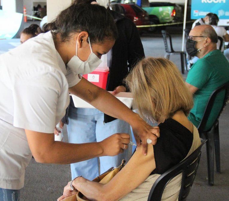 Vecinos de Lomas de Zamora se vacunan contra el coronavirus en el Portal Lomas.