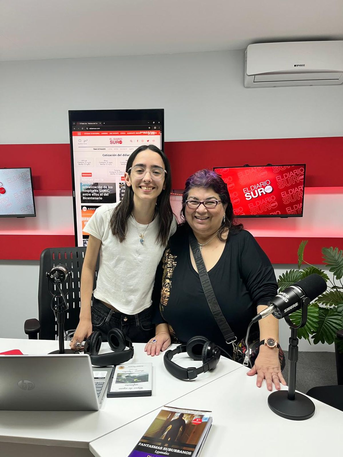 La escritora junto al equipo de El Diario Sur durante la entrevista en la que anunció la salida de Conurbano sobrenatural, su próximo libro de leyendas del Conurbano Sur.