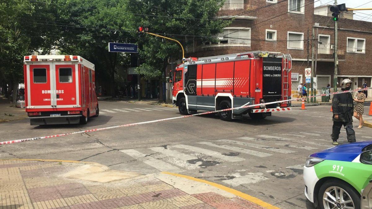 Amenaza de bomba en la Municipalidad de Lomas de Zamora. Los bomberos y la Policía trabajan en el lugar.