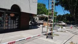 un camion derribo postes de luz en monte grande: edesur trabaja en el lugar