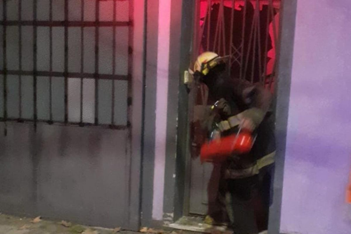 Trágico incendio en Lanús: falleció una jubilada y un no-vidente pelea por su vida