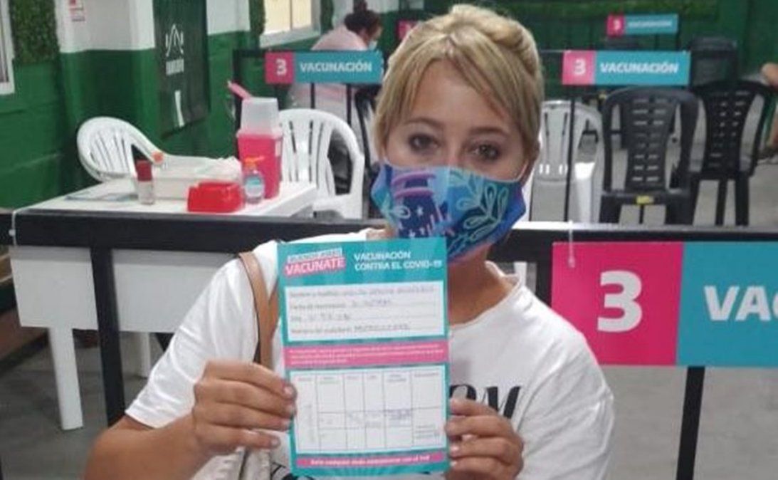 Una vecina que recibi&oacute; la vacuna Sinopharm contra el coronavirus en Lomas de Zamora.