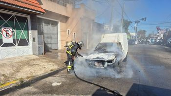 Banfield: se incendió una camioneta en plena avenida Santa Fe