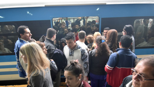 Transporte en crisis: menos colectivos y fallas en el Roca afectan a pasajeros de la región