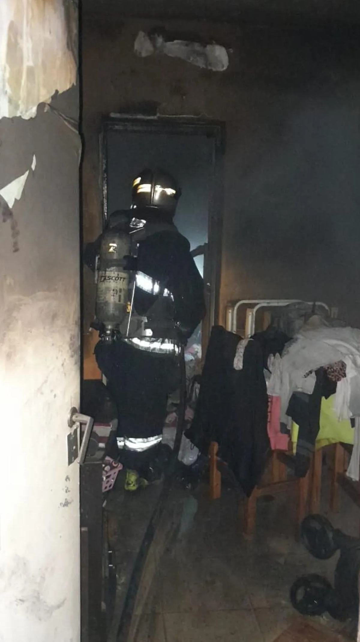 Los Bomberos de Lomas de Zamora trabajaron en mitigar el impacto del incendio en la vivienda. Los Bomberos de Lomas de Zamora trabajaron en mitigar el impacto del incendio en la vivienda.