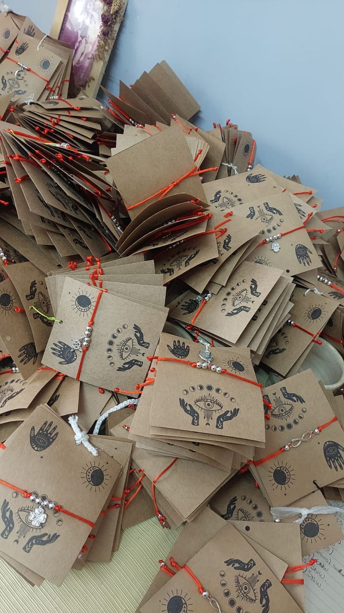 Las pulseras que vende desde que inció su campaña. 