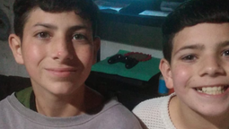 dos hermanos de monte grande juntan latitas para poder comprar el album y las figuritas del mundial