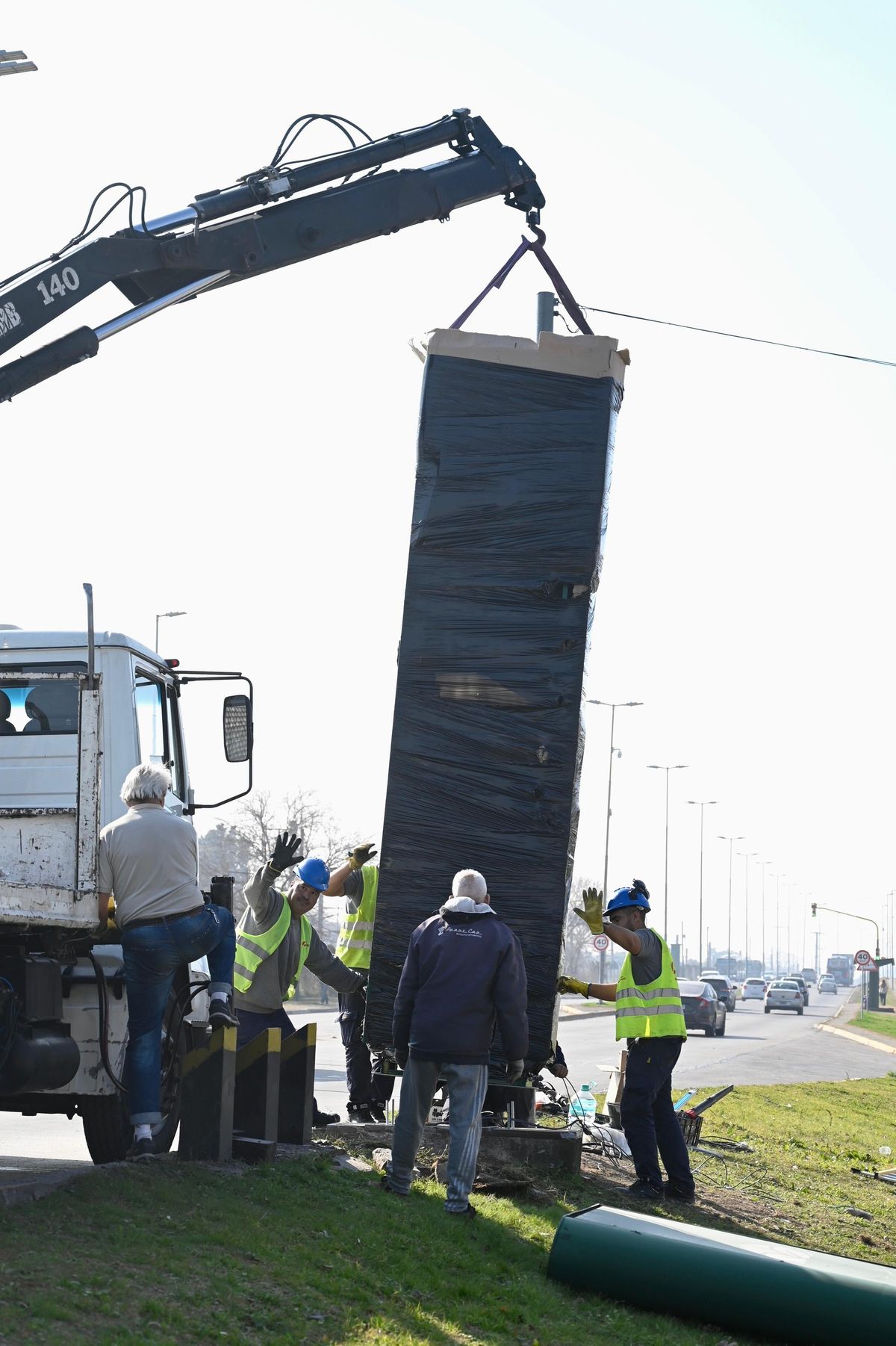 Avanza la colocación de los tótems indicadores de velocidad en Esteban Echeverría. 
