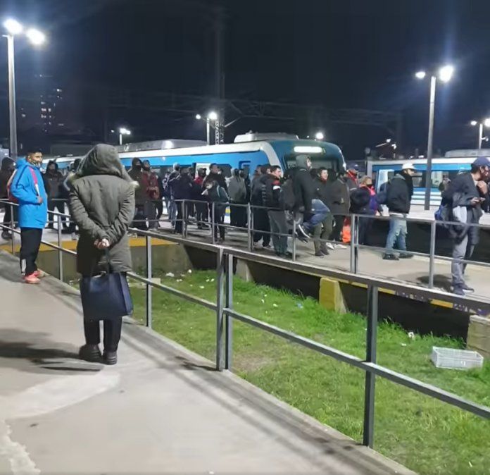 Pasajeros varados en la estación de Temperley, previo a los incidentes.