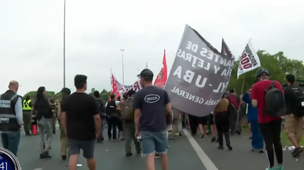 Trabajadores despedidos de Fate cortaron la Autopista Panamericana en el ramal Tigre hacia CABA, en las primeras horas del jueves.