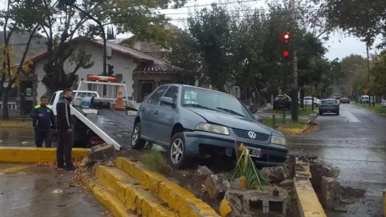 Lomas de Zamora: otro auto chocó contra el boulevard de la avenida Alsina