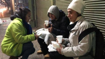 Vecinos y organizaciones del Conurbano ayudan a personas en situación de calle a combatir la ola polar