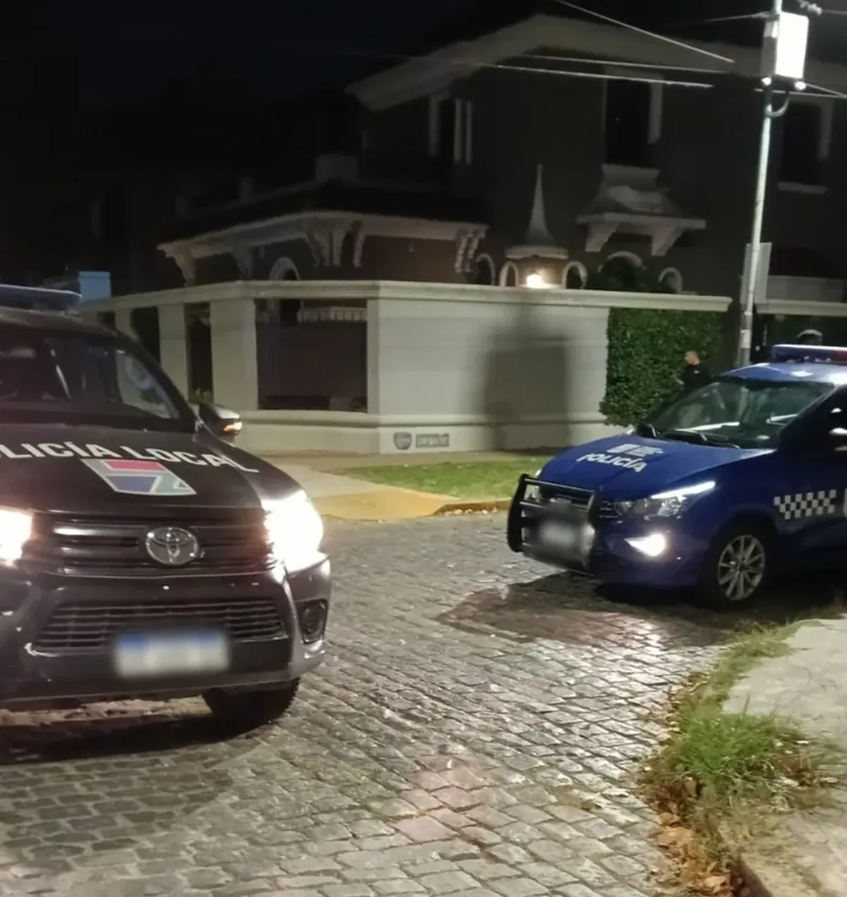 Operativo policial y sanitario en la esquina de Berutti y San Martín, en Banfield, tras la descompensación del empleado de seguridad.