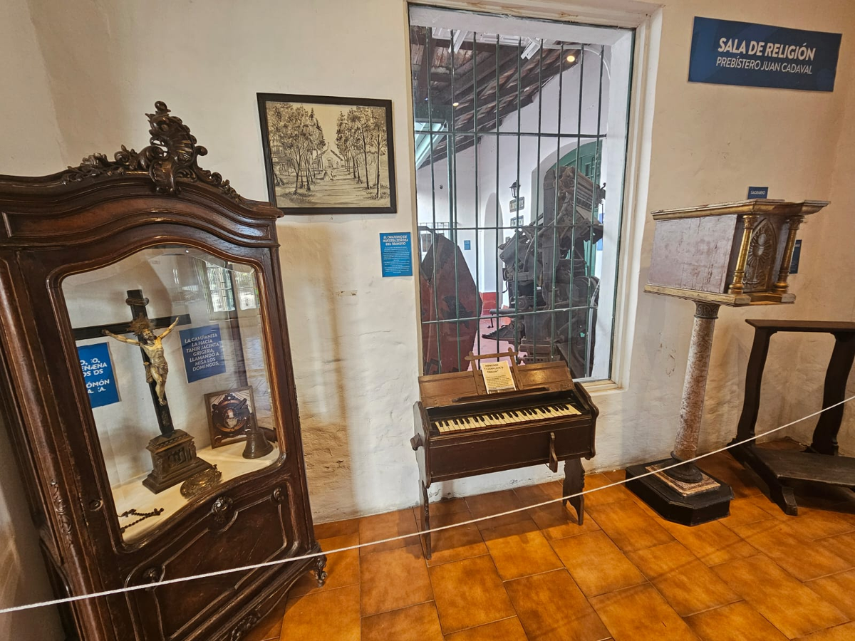 Los vecinos pueden observar objetos pertenecientes a la primera capilla del distrito, de más de 200 años de antigüedad. 