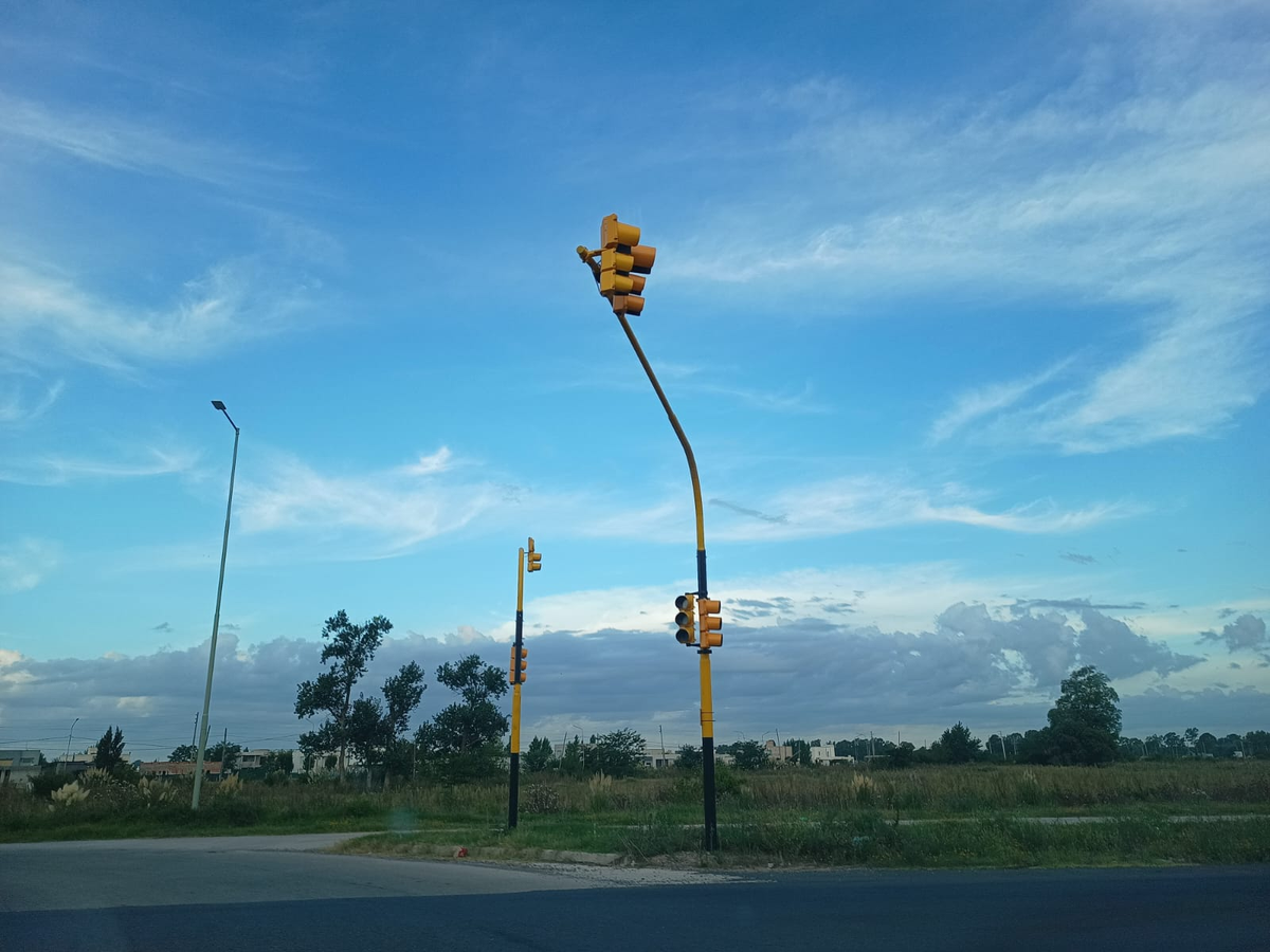 La serie de semáforos y colectoras que comunican a la Ruta 58 con el acceso a San Vicente por Rivadavia empezaron a funcionar en abril de 2023.