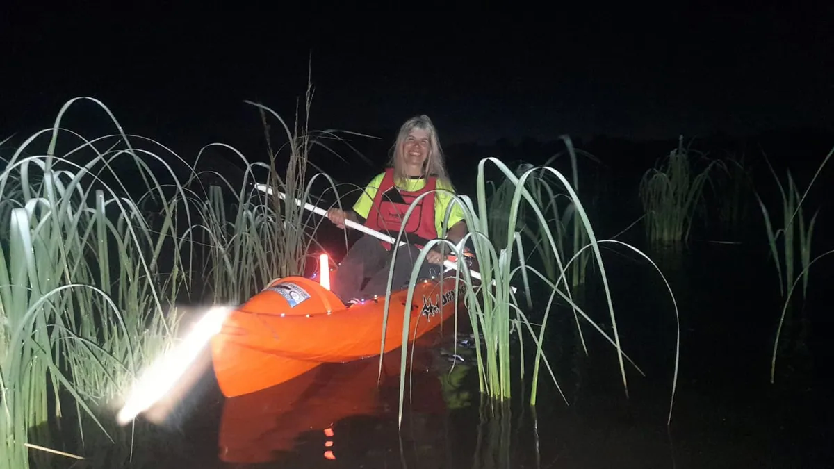 San Vicente: llega la segunda remada nocturna en la laguna, con kayaks iluminados