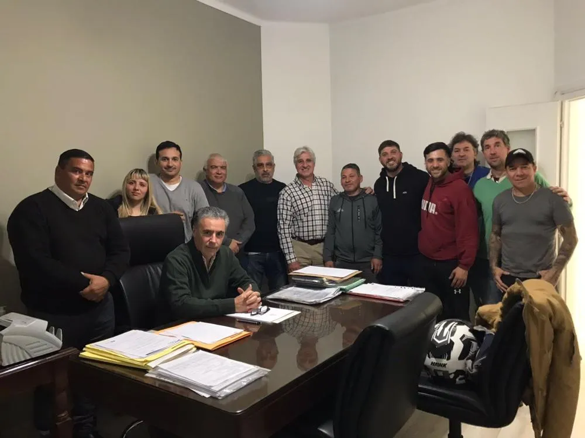 La Comisión Directiva encabezada por el presidente Sebastián Domed.