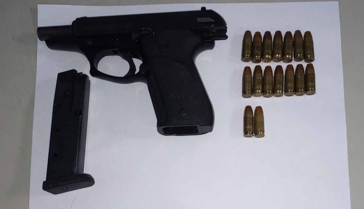 El arma incautada al hombre tras el choque en Lomas de Zamora.