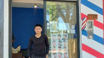 El joven peluquero solidario de San Vicente que corta gratis a jubilados tras haber cumplido su sueño