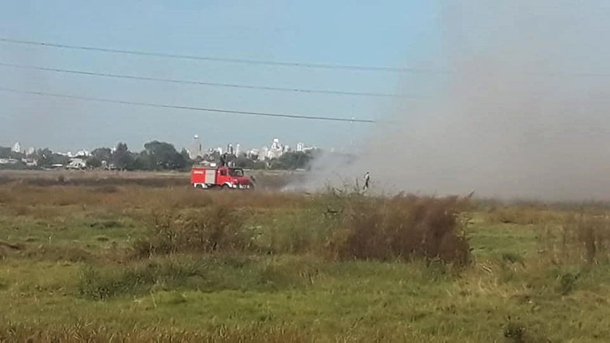 Incendio en un predio lindero a la Universidad de Lomas de Zamora.