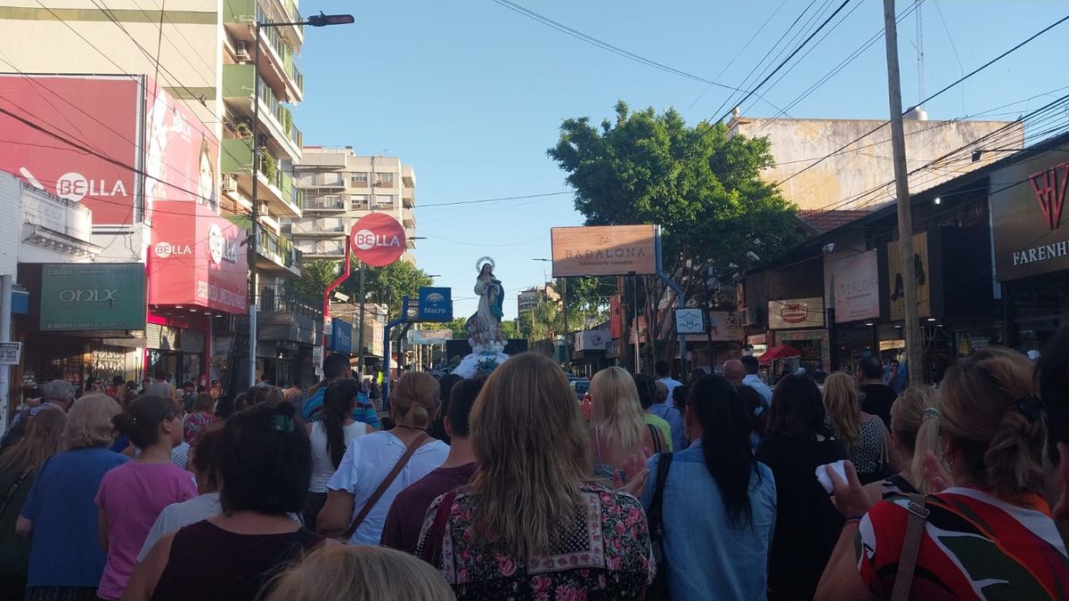 La procesión en las calles de Monte Grande.