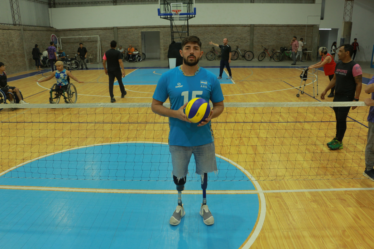 Ezequiel, de Alejandro Korn, puede manejar gracias a las prótesis que utiliza.