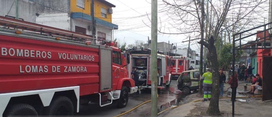 Bomberos de Lomas de Zamora trabajan en el lugar del incendio.