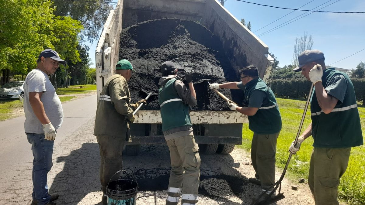 Las cuadrillas trabajan en una calle de Canning. 